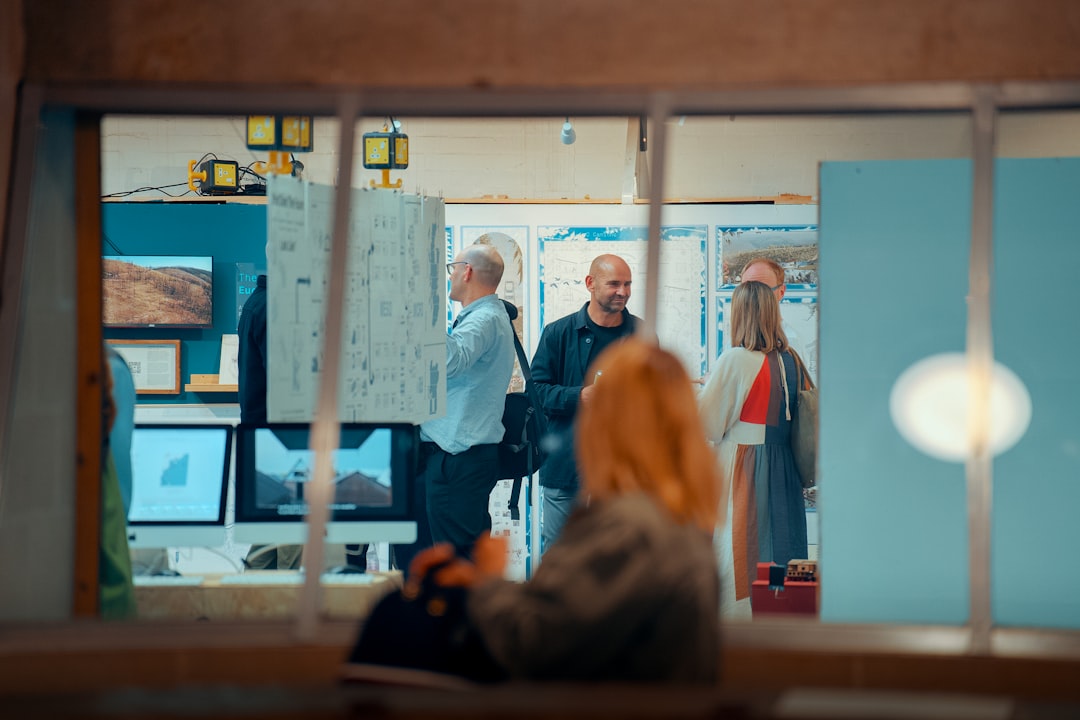 The Linked Entity Effect: How Expert Roundups on LinkedIn Build Topical Authority Signals